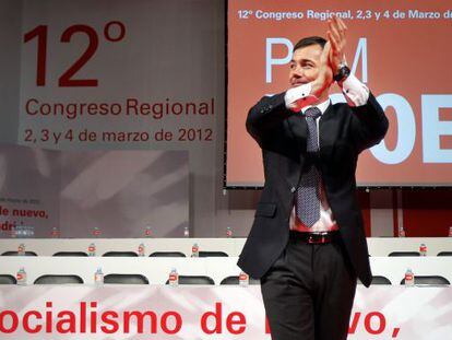 Tom&aacute;s G&oacute;mez applauds at the end of the Madrid Socialist Party congress at the weekend.