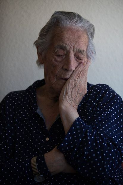Lucía de la Torre Muñoz, 94, recounts what she remembers about the arrest and execution of her mother, Catalina Muñoz Arranz, the only woman who was tried and sentenced to death by court-martial in Palencia. Catalina did not know how to read or write, according to the records of the trial, which are kept at the military archives in Ferrol. But she could sign her name. Her file describes her as a woman standing 1.51 meters tall, with dark eyes and hair, and nicknamed “Pitilina.”