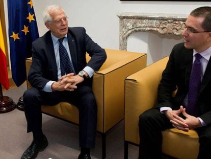 Foreign ministers Josep Borrell of Spain (l) and Jorge Arreaza of Venezuela.