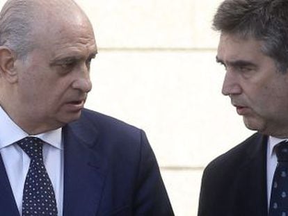 Interior Minister Jorge Fernández Díaz (l) chats with Ignacio Cosidó, director general of the National Police.