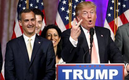 El hasta ahora jefe de campaña de Trump, Corey Lewandowski, a la izquierda del magnate en un acto del pasado marzo.