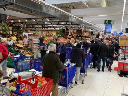 Long shopping lines at a supermarket in Majadahonda, in the Madrid region.