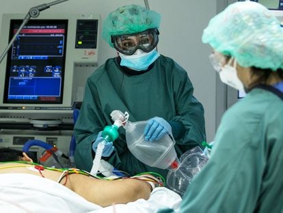 Health workers with an intensive care patient in Bellvitge University hospital in Barcelona.