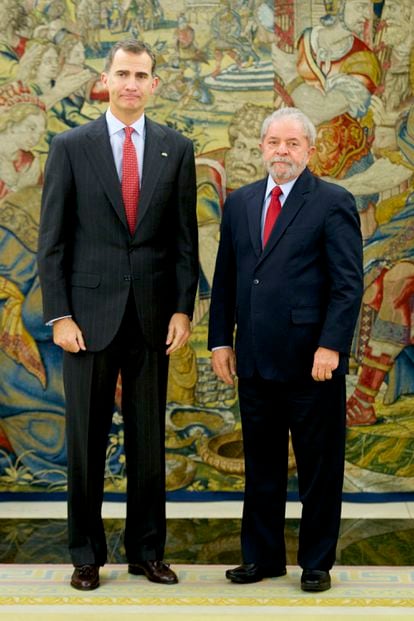 King of Spain Felipe VI and Brazilian president-elect Lula da Silva pose for a photo in the Zarzuela Palace on the outskirts of Madrid, 2015.
