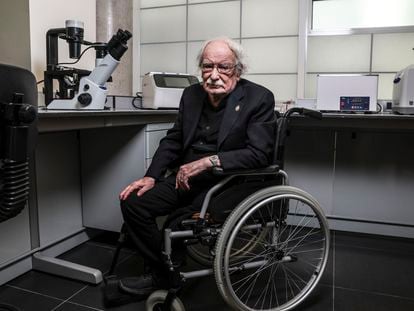 Giacomo Rizzolatti poses in the laboratory that bears his name at the Autonomous University of Madrid.