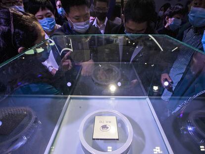 Visitors look at the ARM-structure server processor Yitian 710 at the Apsara Conference, an annual cloud service technology forum hosted by Alibaba Group, in October 2021.
