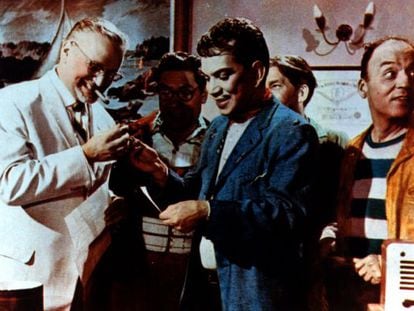 Mario Moreno Reyes (c), better known as Cantinflas, in a scene from The Illiterate One.