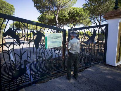 A member of staff closes the gates to the El Acebuche lynx breeding center.