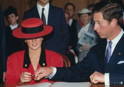Diana and Charles, then Princess and Prince of Wales, in an image taken in France in 1987. Decades later, after the death of Elizabeth II, a fight with a pen would be the first great viral image of Charles III.