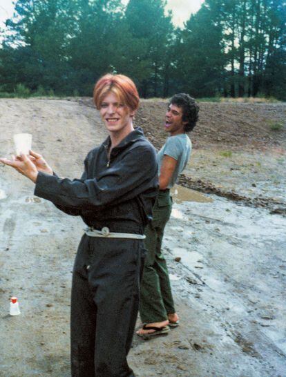 Bowie and MacCormack competing to shoot paper cups during the filming of ‘The Man Who Fell To Earth.’