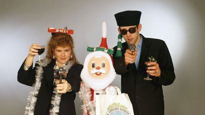 Kirsty MacColl and Shane MacGowan pose with festive props in 1987, the year they released the song ‘Fairytale of New York.’
