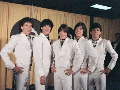 Roy Roselló (center) with his fellow Menudo members at the 1984 Grammy Awards.