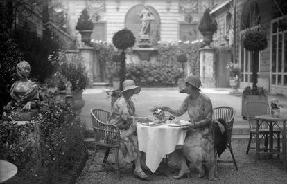Teatime in the garden of the Hôtel Ritz Paris in 1930.