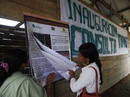 A woman looks for information at a voting station in San Miguelito, in the Tipnis.