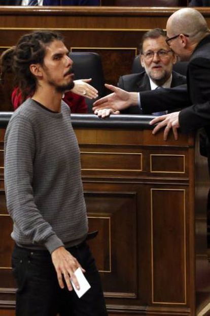 Alberto Rodríguez passing in front of acting prime minister Mariano Rajoy on Thursday.