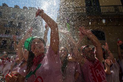 The crowds at the ‘chupinazo’ are cooled down with buckets of water in a photo from 2016.