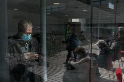 Un anciano aguarda su turno para vacunarse en el Parque Tecnológico de Barcelona Activa