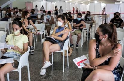 Individuals in the 20-29 age group wait to be vaccinated in Valencia.
