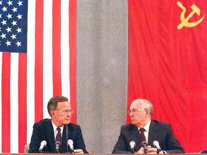 U.S. President George H. W. Bush and his Soviet counterpart Mikhail Gorbachev during a joint press conference in July 1991 in Moscow.