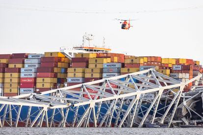 A helicopter flies over the container ship 'Dali' after the accident, Tuesday in Baltimore. 