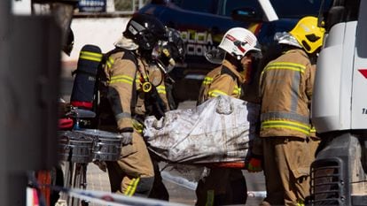 Murcia firefighters remove one of the seven bodies found in the fire in three nightclubs in the early hours of Sunday.