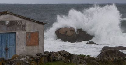 Waves on the coast of Baredo, in northwestern Spain.