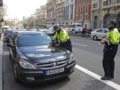 Madrid traffic officers fine two official cars in 2008.