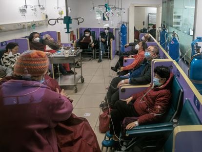 People having intravenous therapy and oxygen therapy sit in a corridor of a hospital, in Shanghai, China, 13 January 2023.