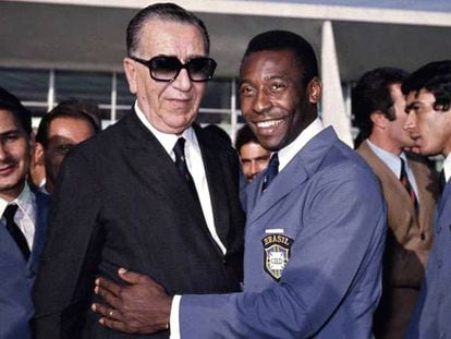 Pelé with Brazilian dictator Emílio Garrastazu Médici, circa 1970.