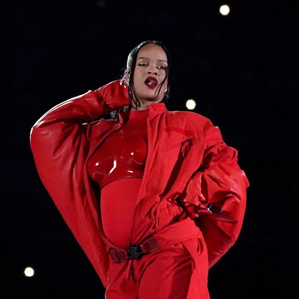 Rihanna performs her greatest hits and announces second pregnancy