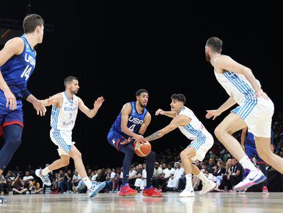 Tyrese Haliburton (C) of the US in action against Panagiotis Kalaitzakis (2-R) of Greece during the International Basketball Week game between the USA and Greece in Abu Dhabi, United Arab Emirates, 18 August 2023.