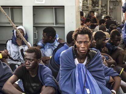 Migrants aboard the Cantabria, silent witnesses to the conflict.