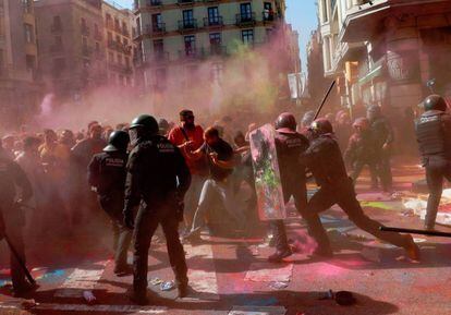 Police and pro-independence activists clashed on Saturday in Barcelona.