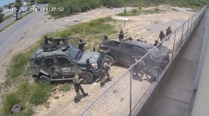 Los militares rodean la camioneta y bajan a las personas que viajan abordo, en Nuevo Laredo
