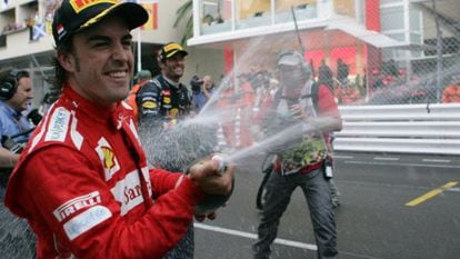 Ferrari&#039;s Spanish driver Fernando Alonso and Red Bull Racing&#039;s Australian driver Mark Webber  spray champagne at the Circuit de Monaco.