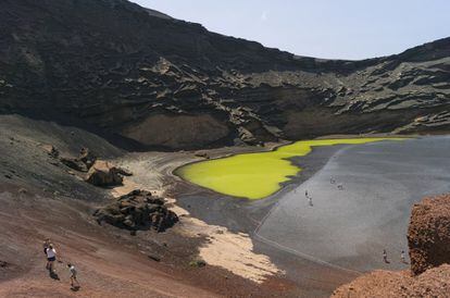 In the east of Lanzarote, this volcano crater emerges at sea level. Beside it sits a peculiar green lake, whose color is caused by the algae and other organisms that live within it. The surrounding black sand provides for an especially striking contrast.