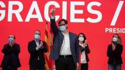 Salvador Illa (c), candidate of the Catalan branch of the Socialist Party, on Sunday.