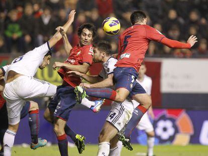 Xabi Alonso (center) is caught in a melee during Real Madrid&#039;s match against Osasuna. 