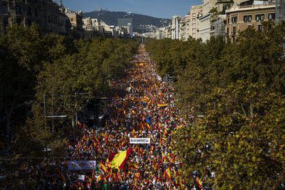The march on Sunday, organized by Societat Civil Catalana, saw around 80,000 people protesting against the Catalan separatist movement, and the disturbances caused by pro-independence protesters. This came a day after hundreds of thousands of pro-independence supporters held a largely peaceful demonstration in Barcelona. In the image, a view of Sunday's demonstration in Passeig de Gràcia.