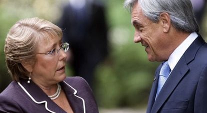 Michelle Bachelet speaks with former President Sebastián Piñera.