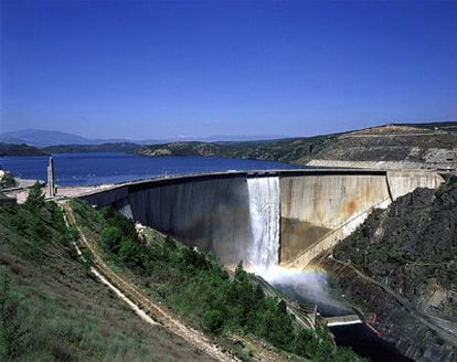 The dam at the El Atazar reservoir, source of Madrid's potable water.
