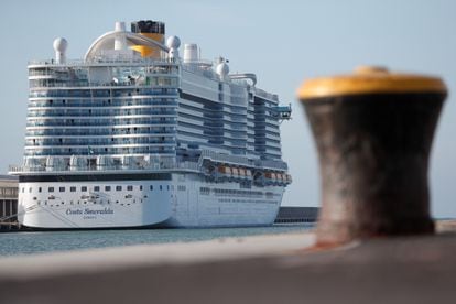 Passengers are seen onboard the Costa Smeralda cruise ship of Costa Crociere, carrying around 6,000 passengers, as it sits docked at the Italian port of Civitavecchia following a health alert due to a Chinese couple and a possible link to coronavirus, in Civitavecchia, Italy, January 30, 2020. REUTERS/Guglielmo Mangiapane