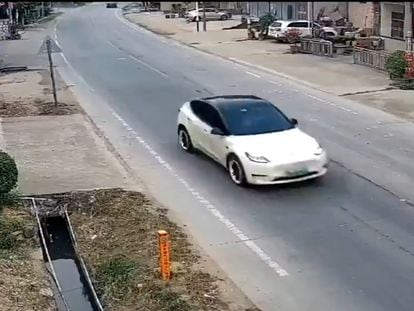 Security camera footage of a runaway Tesla on the streets of Chaozhou on November 5, 2022.