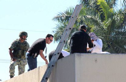 Forensic technicians at the crime scene in Eldorado, Sinaloa.