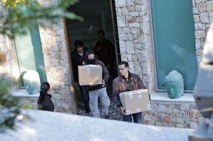 The police remove boxes of evidence from the home of &Aacute;ngel de Cabo in the El Bosque development in Valencia