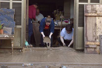Residents of Sant Llorenç des Cardassar (Mallorca) try to clean up their homes after the flooding.