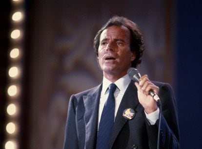 Julio Iglesias at a concert in New York in 1985. 