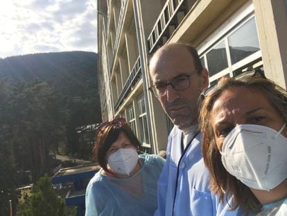 Juan with his wife (right) and a friend, Teresa, in Fuenfría hospital.

