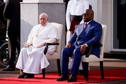 Pope Francis with the president of the Democratic Republic of the Congo, Félix Tshisekedi, during the welcome ceremony.