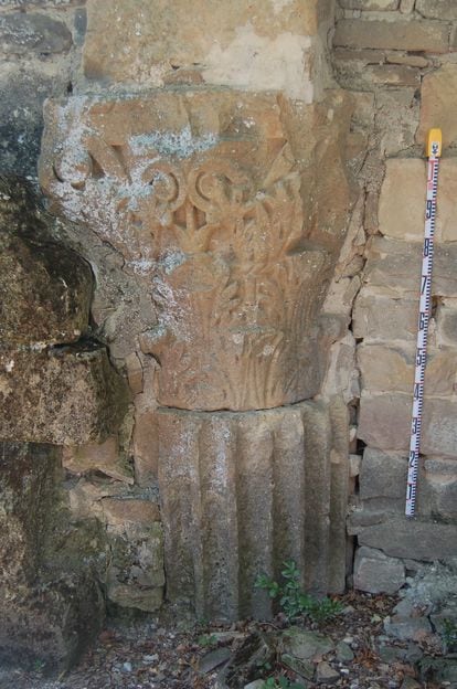 A Corinthian capital and fluted drum with a shaft located in Artieda’s San Pedro hermitage. 